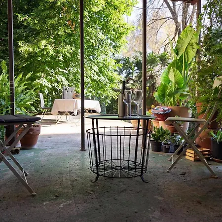 Minimalist Escape With Lush Terrace سبليت