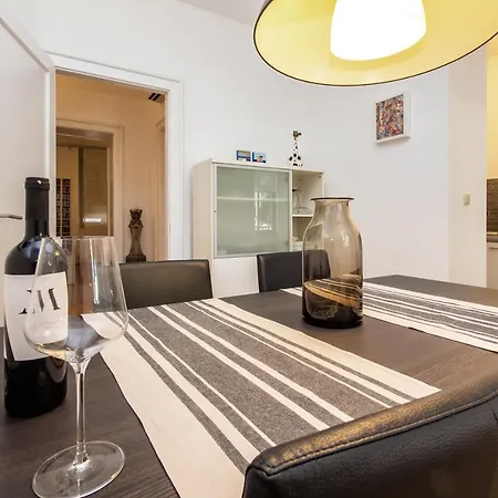 Minimalist Escape With Lush Terrace شقة *