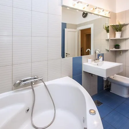Minimalist Escape With Lush Terrace * سبليت