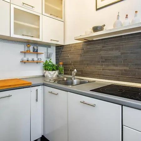 Minimalist Escape With Lush Terrace شقة
