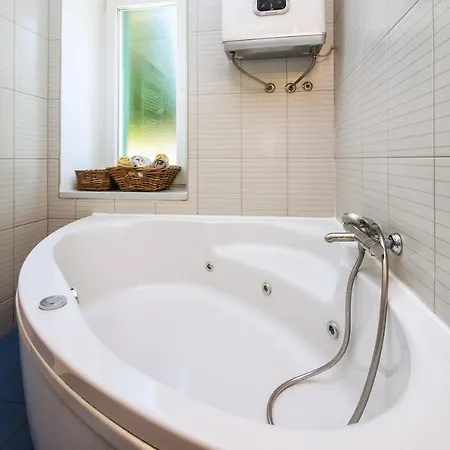 Minimalist Escape With Lush Terrace 斯普利特