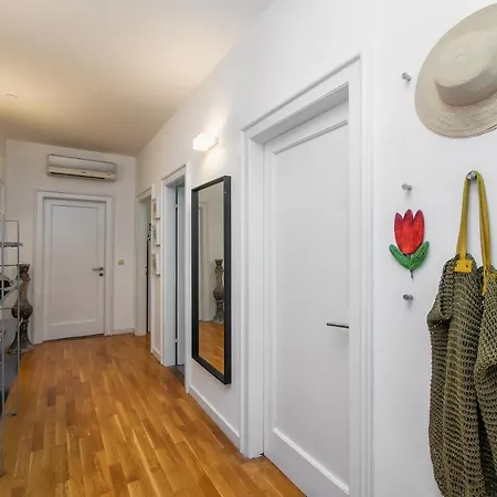 Διαμέρισμα Minimalist Escape With Lush Terrace