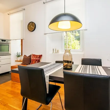 Minimalist Escape With Lush Terrace Διαμέρισμα Σπλιτ